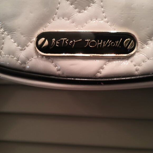 Betsy Johnson Black Heart Cream color crossbody bag. - Picture 5 of 6